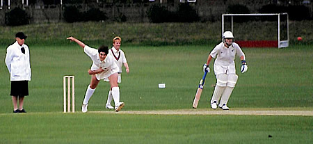 Gill Smith bowls during the Women's World Cup 1993