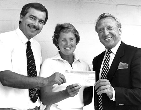 Photograph of Rachael Heyhoe-Flint receiving a cheque 